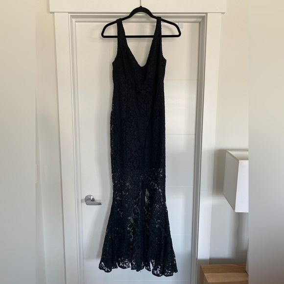 Black lace V-neck Mermaid Gown - Picture 2 of 3